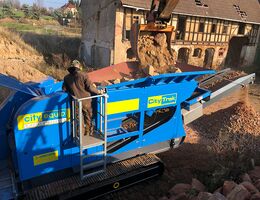 The CityTrak-7TX-hybrid crusher in operation on the construction site.