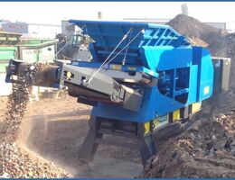 The CitySkid 7 XE crusher transports minerals and construction waste via a conveyor belt.