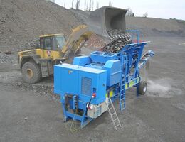 The containermobile crusher CitySkid 9V is filled with coarse material at the sand plant.