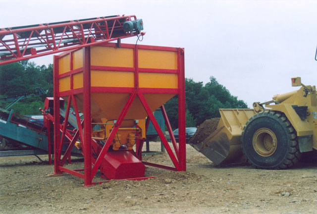 Ansicht des rot-gelben Zwischenbunkers auf der Baustelle.